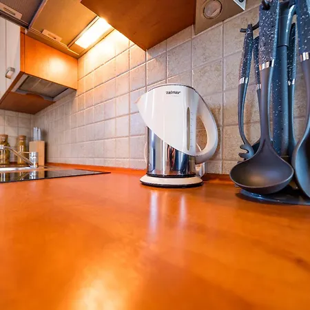 Villa Martii - Komfortowe Apartamenty Z Aneksami Kuchennymi - Spokojna Okolica, Blisko Plazy Проживание в семье *